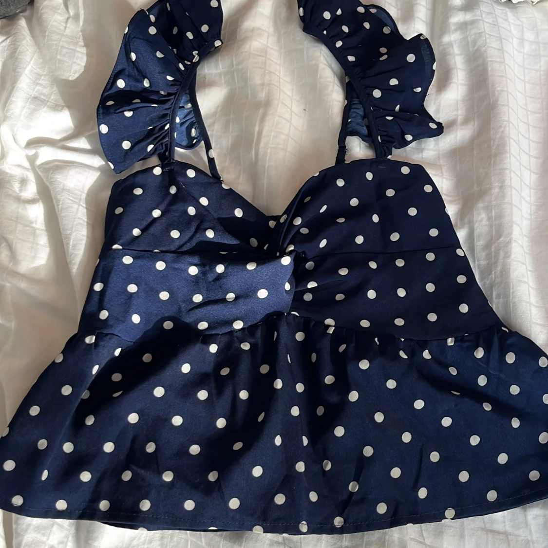 Mörkblå prickig blus från Romwe