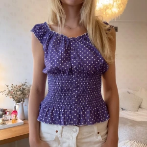 Lila prickig topp - Skitfin prickig topp! Går att ha off shoulder om man vill🩷🩷 passar även M
