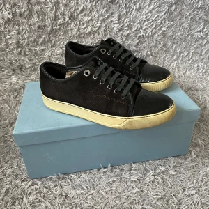 Lanvins - Säljer ett par sköna Lanvins! | Fint skick på skorna! Men förekommer tecken på använding som kan ses på bilderna! | Kommer med låda! | Storlek UK 5 men sitter större så passar omkring 40-41! | Färgen är brun svart! | Ställ gärna frågor innan du köper!