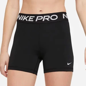 Nike Pro svarta träningsshorts - Svarta Nike Pro shorts med bred elastisk midja där det står NIKE PRO i vitt. Tight passform och korta ben, perfekt för gymmet eller sport. Swoosh-logga i vitt på benet. Materialet är stretchigt och känns som syntet, vilket ger bra rörelsefrihet.