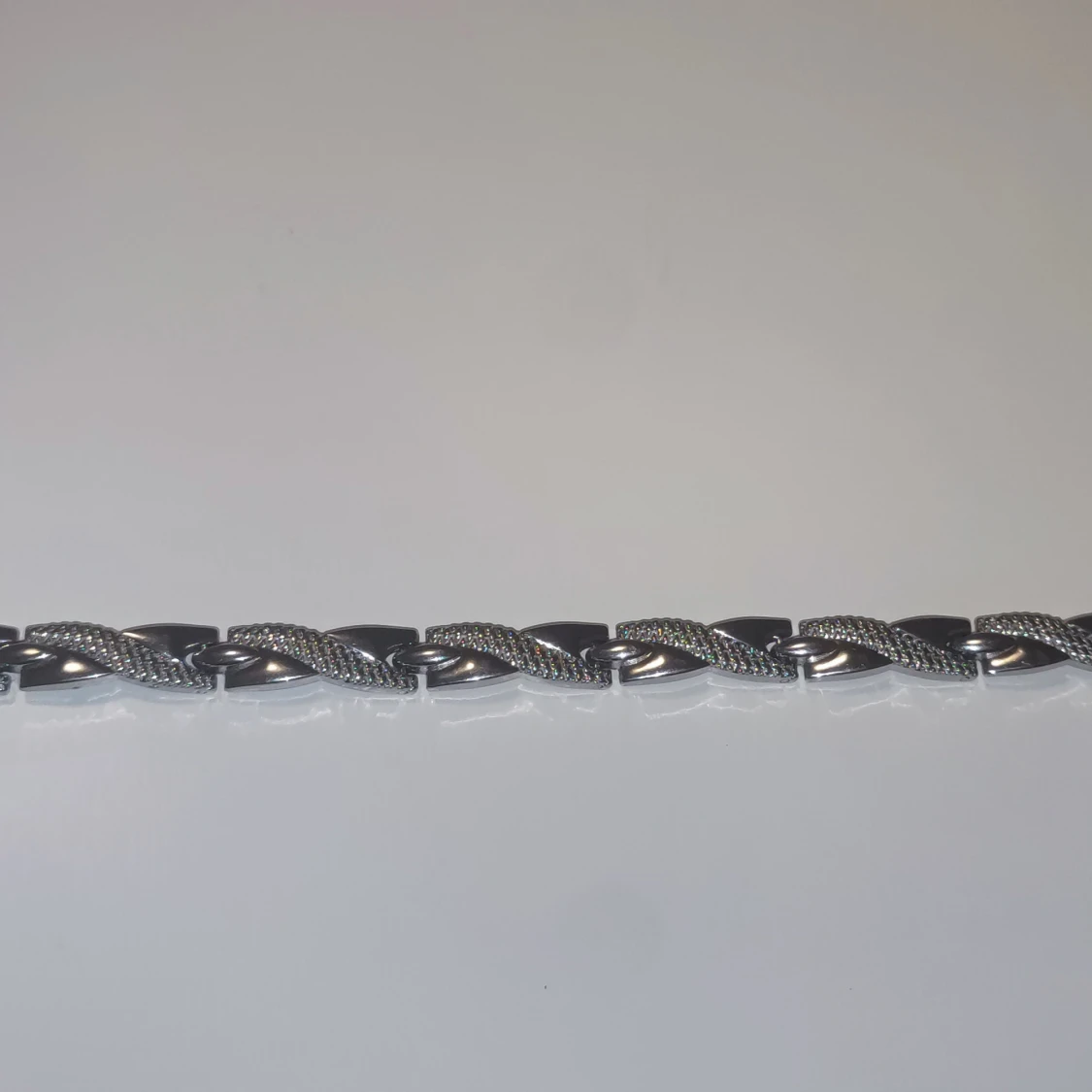 Silvrigt magnetarmband med detaljer - 1