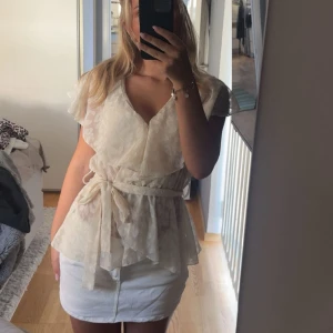 Beige omlottblus  - Säljer en superfin vit/beige omlottblus med v-ringning i ett jätte luftigt material med leopard mönster 