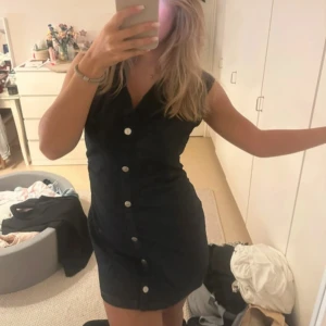 Jeans klänning från Zara - Populär jeans klänning från Zara i väldigt bekvämt jeans material. Kommer tyvärr inte till användning. 