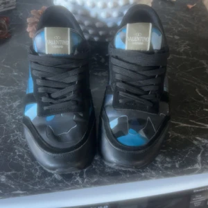 Valentino Rockrunner sneakers blå/svart - Tja, säljer nu mina valentino rockrunners då jag har köpt andra skor. Mockan på skorna har sätt bättre dar men inget man tänker på. Bara höra av er vid intresse 