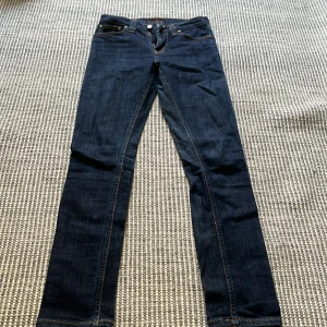 Mörkblå Nudie Jeans  - Säljer nu dessa skit feta nudie jeans i storlek 27/34 i modell slim fit. Riktigt bra skick och skriv för minsta intresse 💬