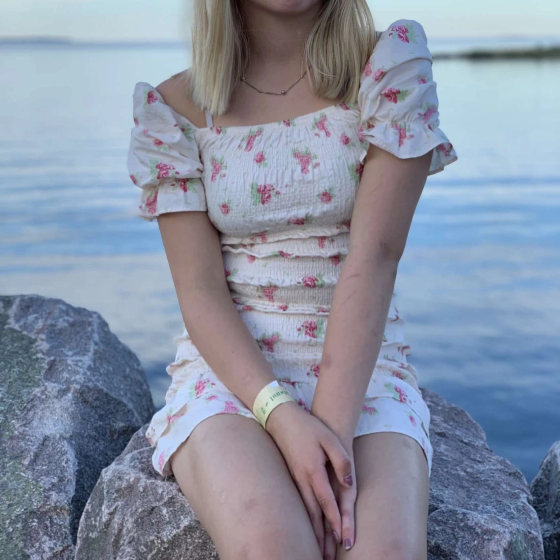 Vit blommig kortklänning med volang