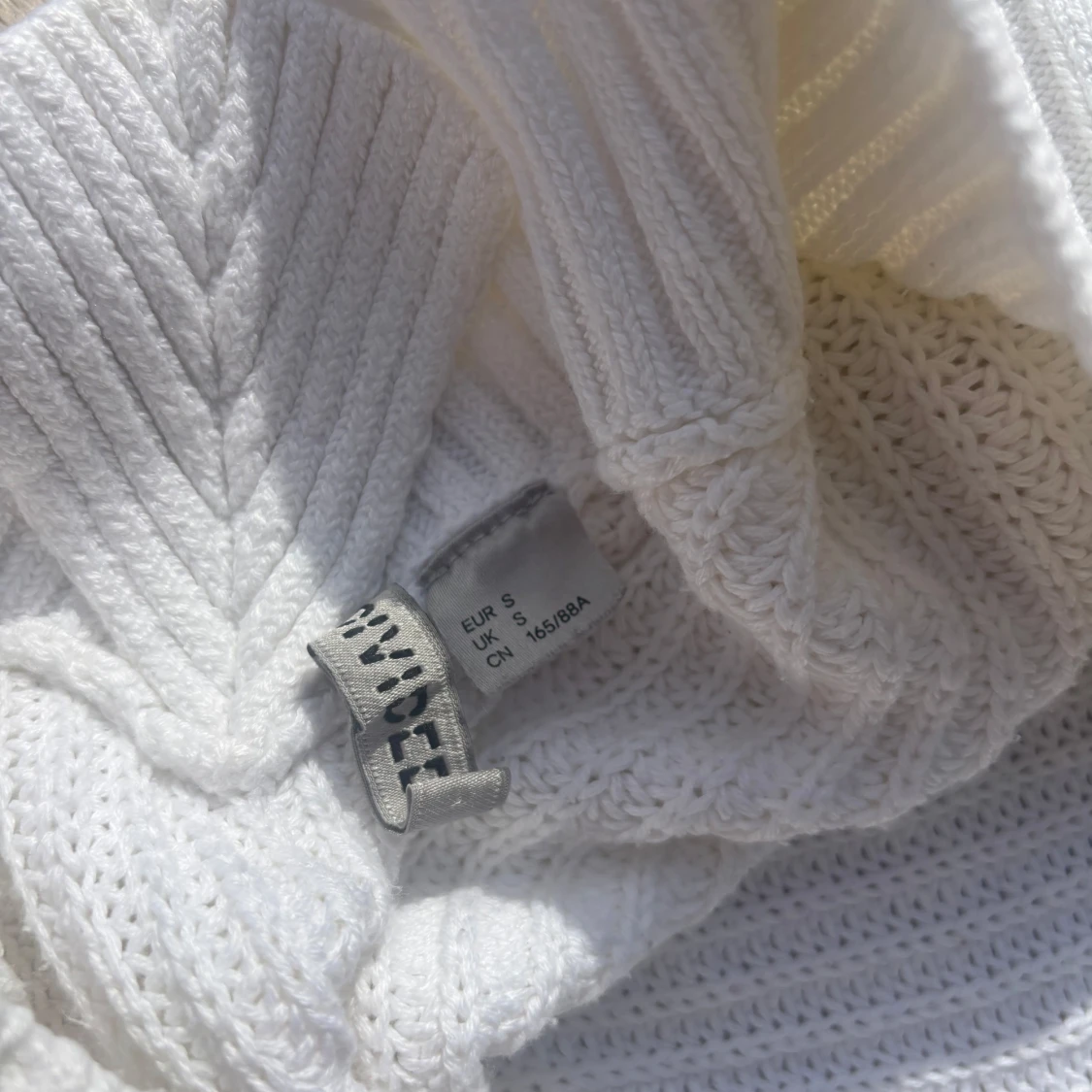Vit ribbad stickad tröja - 2