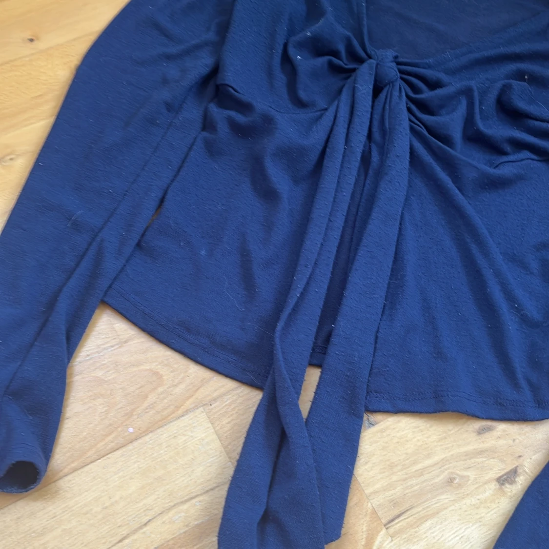 Marinblå långärmad omlottopp med knyt - 1