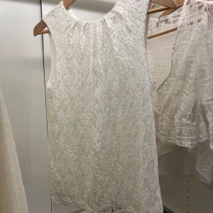 Spets topp  - Säljer denna snygga topp från Sthlm LM i storlek s men knappen där bak är av men går lätt att sy 