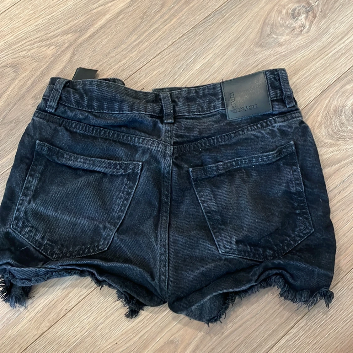 Svarta jeansshorts med fransad kant - 1