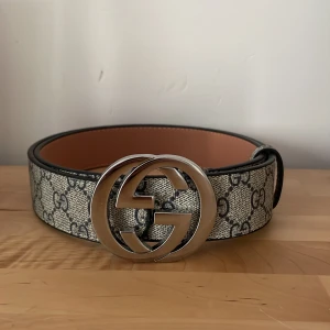 Gucci GG Supreme bälte med silverdetalj - Säljer ett Gucci GG Supreme bälte med ikonisk dubbel-G-spänne i silver.TAR BYTEN!! De går för en billig peng för att inget og med följer, Men priset är inte hugget i sten så kom prisförslag. Bältet har beige och grått GG-mönster och är tillverkat i skinn med canvas-ytan. Perfekt för att lyfta din outfit med en lyxig touch och klassisk design. De är äkta, och tar gärna byten 
