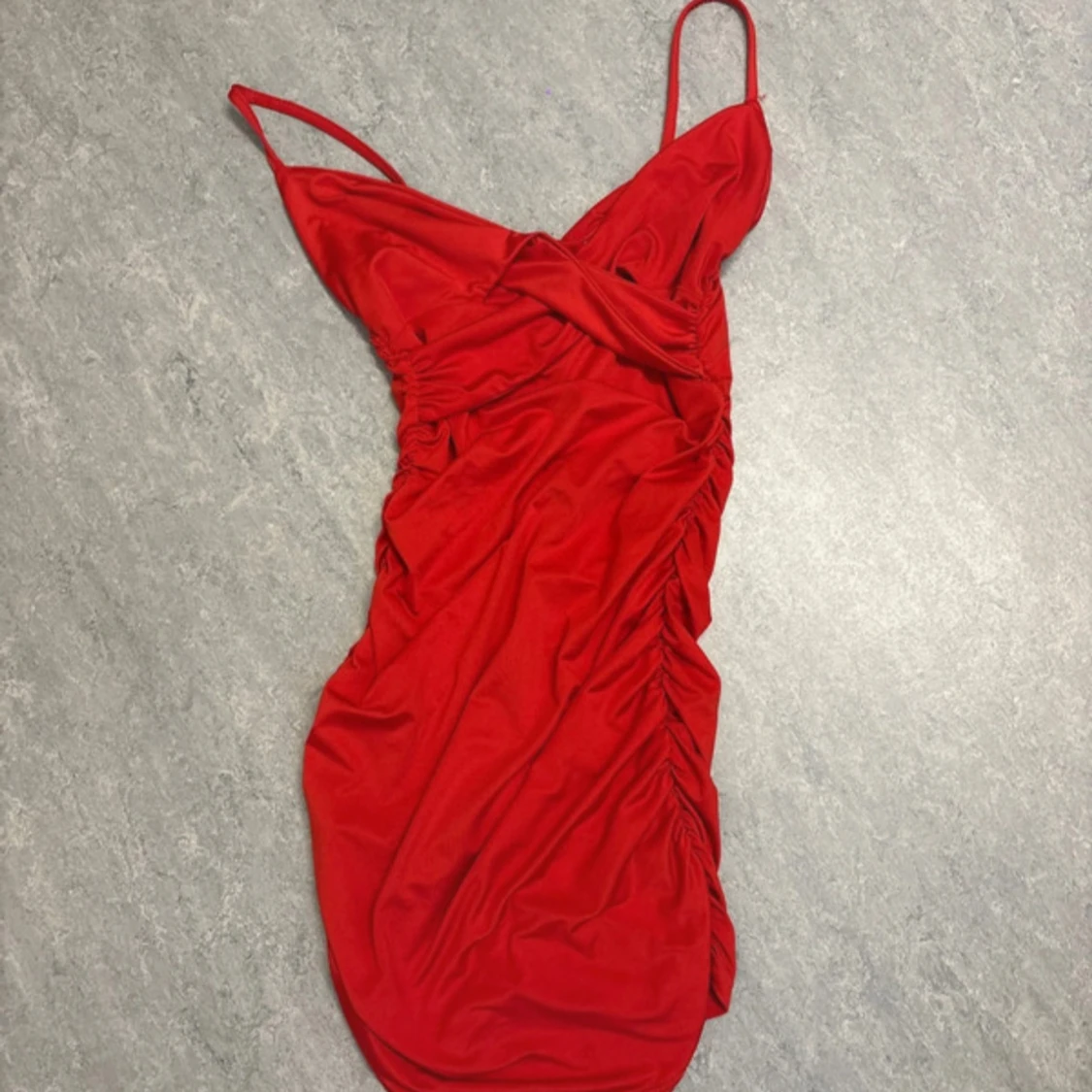 Röd omlottklänning med rynk