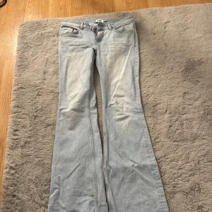 Ljusblå bootcut jeans från 152 - Snygga ljusblåa low waist jeans💕