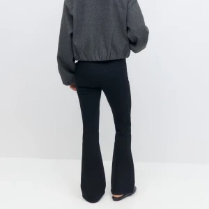 Svarta bootcut jeans med låg midja - Snygga svarta jeans med bootcut och lågmidja. Har rivit upp där nere så dom ska bli längre, skriv om ni vill ha bild på det. Passar mej som är ca 175cm