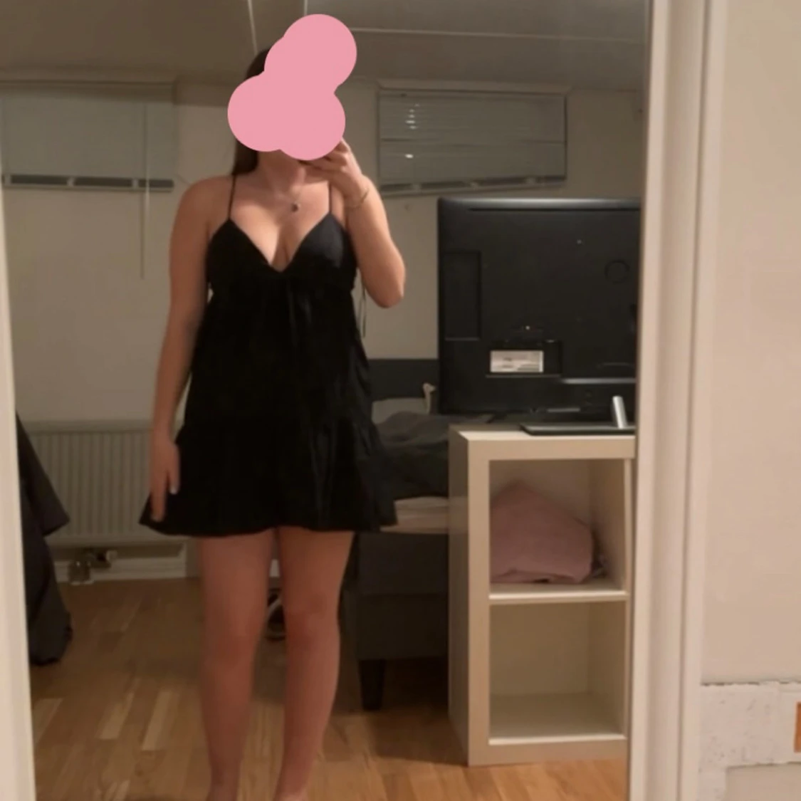 Svart kort klänning med tunna axelband - 3