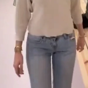 as snygg tröja från vero Moda!! - säljs pga att den är för liten💘Den är i mycket bra skick, använt flera än två gånger.