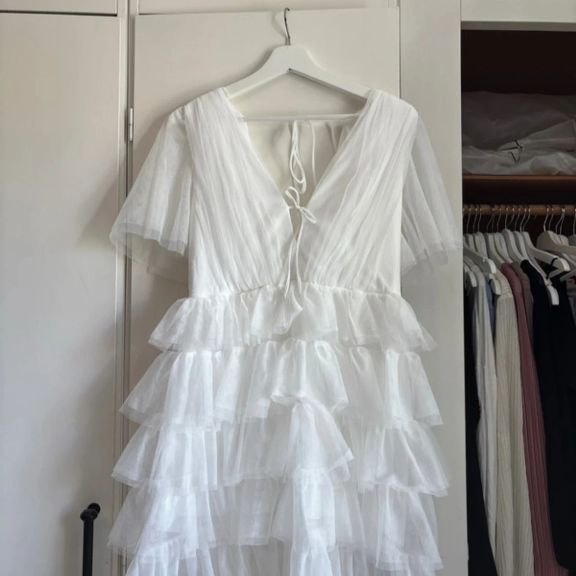 Vit kort klänning med volanger - 3