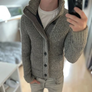 Fodrad Jacka - Mycket fint skick, lite gul högst upp på kragen men inget allvarligt. Storlek S passar dig som är mellan 178-188cm. Nypris ca 2500kr. Modellen är 185 cm, 79 kg. Passar bra nu till sen sommar/höst. Skriv för mer information!🤝