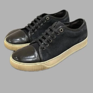 Mörkblåa skor från Lanvin - Snygga skor från Lanvin. Storlek 42 men passar bättre på 43. Skick 7/10. Det ända är att dom är lite sönder i fram med det är inget man tänker på (se bild)