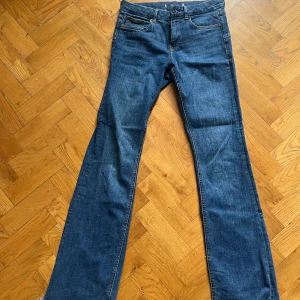 Blå lågmidjade bootcut jeans  - Snygga blå jeans från Zara, lågmidjade och bootcut. Andvända fåtal gånger.