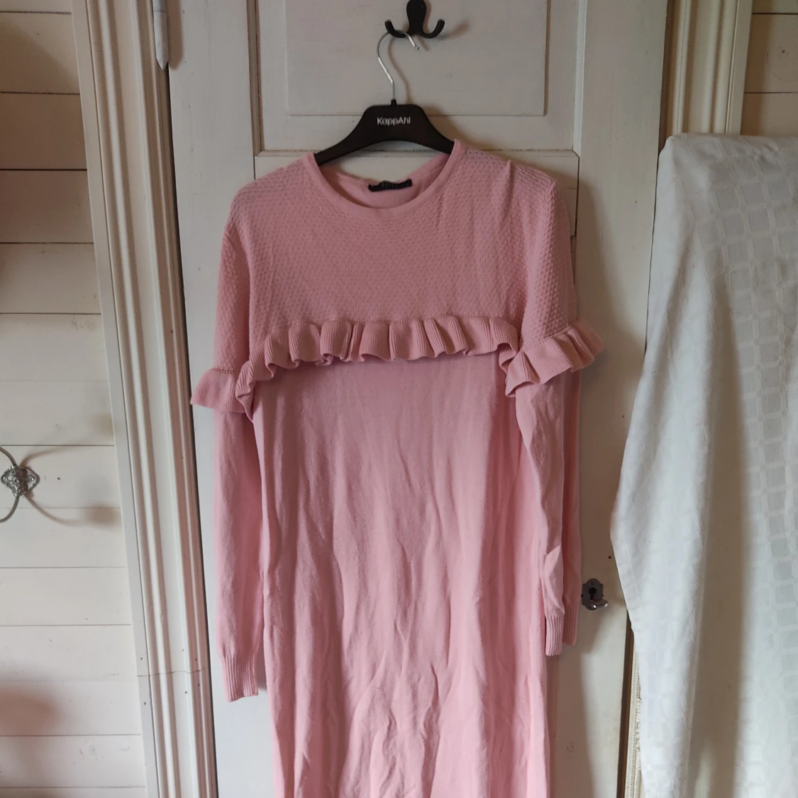 Ljusrosa långklänning med volang