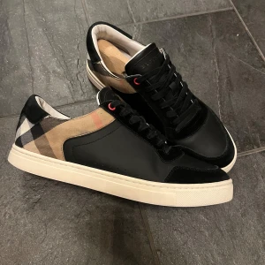 Burberry skor - Burberry skor i storlek 42. I mycket fint skick. Tyvärr ingen box eller dustbag. Skriv gärna vid funderingar 