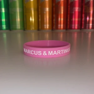 Marcus & Martinus armband säljes - Marcus och Martinus armband som endast går att köpa på konserter. 200 kr styck, alla fyra för 700 kr (kolla de andra annonserna för att endast köpa en färg). Aldrig använda där utav ny skick.💕