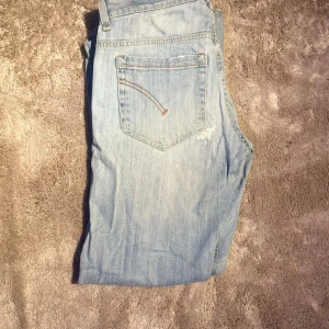 Dondup Jeans - Säljer dessa galet snygga Dondup jeans, passformen är Slim fit och storleken är 31 nypris ca 3200 mitt pris 899kr. Inga defekter förekommer, de ska se slitna ut alltså