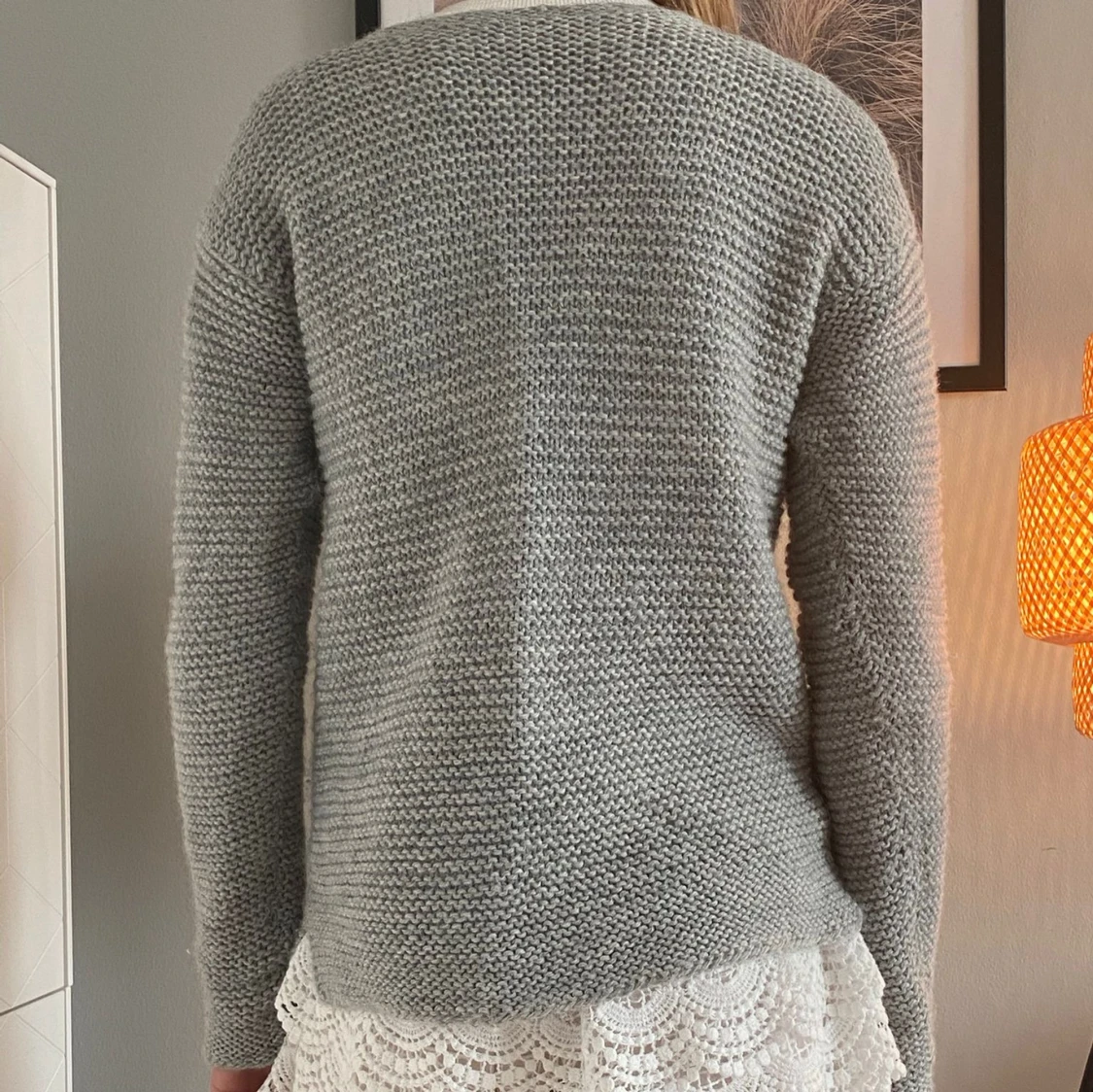 Grå stickad tröja med lång ärm - 1