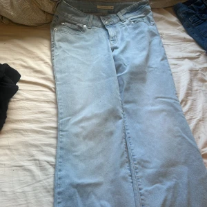 Levi's Superlow Flare ljusblå jeans aldrig använda ! - Säljer ett par Levi's Superlow Flare jeans i ljusblå tvätt. De har låg midja, klassiska fem fickor och snygga silverfärgade knappar framtill. Jeansen har en utställd bootcut-passform och är gjorda i mjukt denim. Perfekt för dig som gillar retrovibe och relaxed stil.