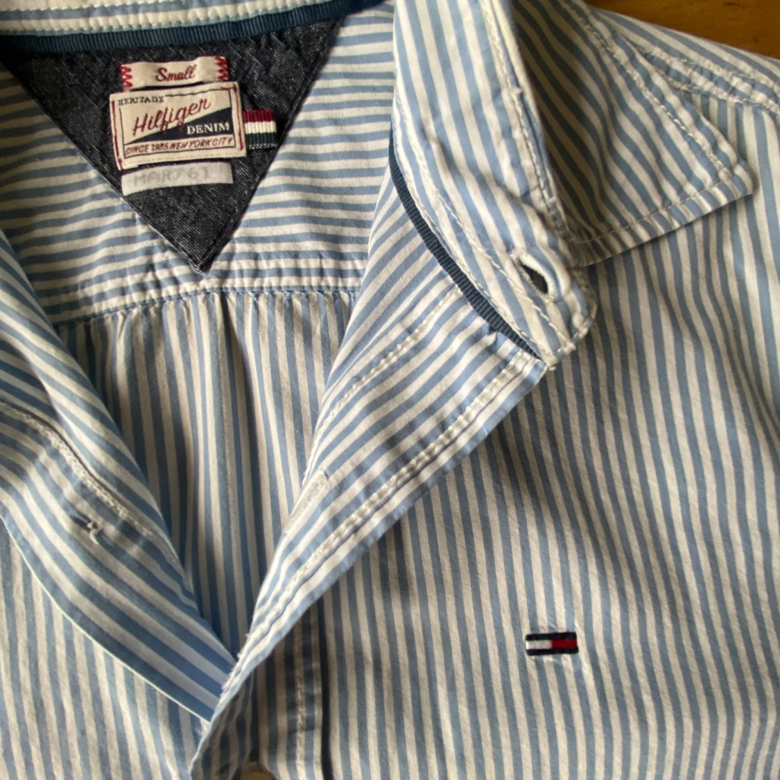 Blårandig skjorta från Tommy Hilfiger  - 1