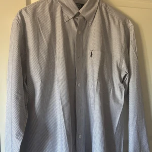 Ralph lauren skjorta - Randig grå Ralph lauren skjorta, helt oanvänd 