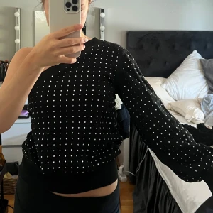 Oneshoulder tröja  - One shoulder tröja från Ginatricot!! Köpt på Sellpy men har använde den en gång sen dess!! Skit snygg topp till fest!!