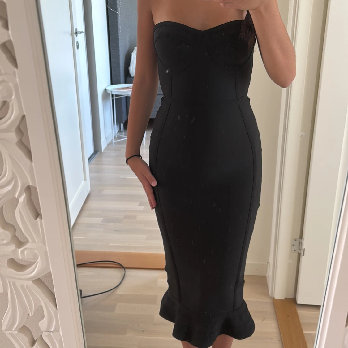 Svart axelbandslös långklänning - 4