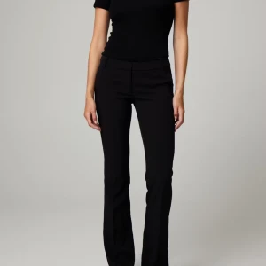 Svarta bootcut kostymbyxor - Snygga svarta kostymbyxor med bootcut-snitt och klassisk midja. De är lågmidjade 