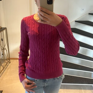 Vinröd GANT Tröja - Väldigt söt tröja från GANT! Inga defekter, skön och håller dig varm. 💓