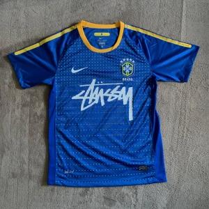 Stussy X Brazil fotbollströja - Säljer en sällsynt och riktigt snygg Stussy X Brazil tröja i Storlek S. Tröjan är helt ny och oanvänd, Tags tillkommer 🏷️ Vid fler frågor eller funderingar skicka ett pm, Mvh