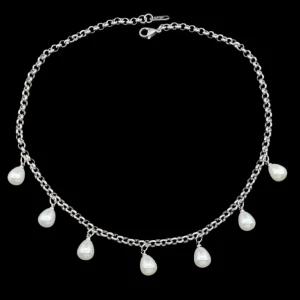 Silverhalsband med droppformade pärlor - Stilrent halsband i silverfärgad metall med sju droppformade vita pärlor som hänger längs kedjan. Kedjan har en klassisk länkdesign och stängs med karbinhake. Perfekt för dig som gillar en elegant och trendig look med pärldetaljer.