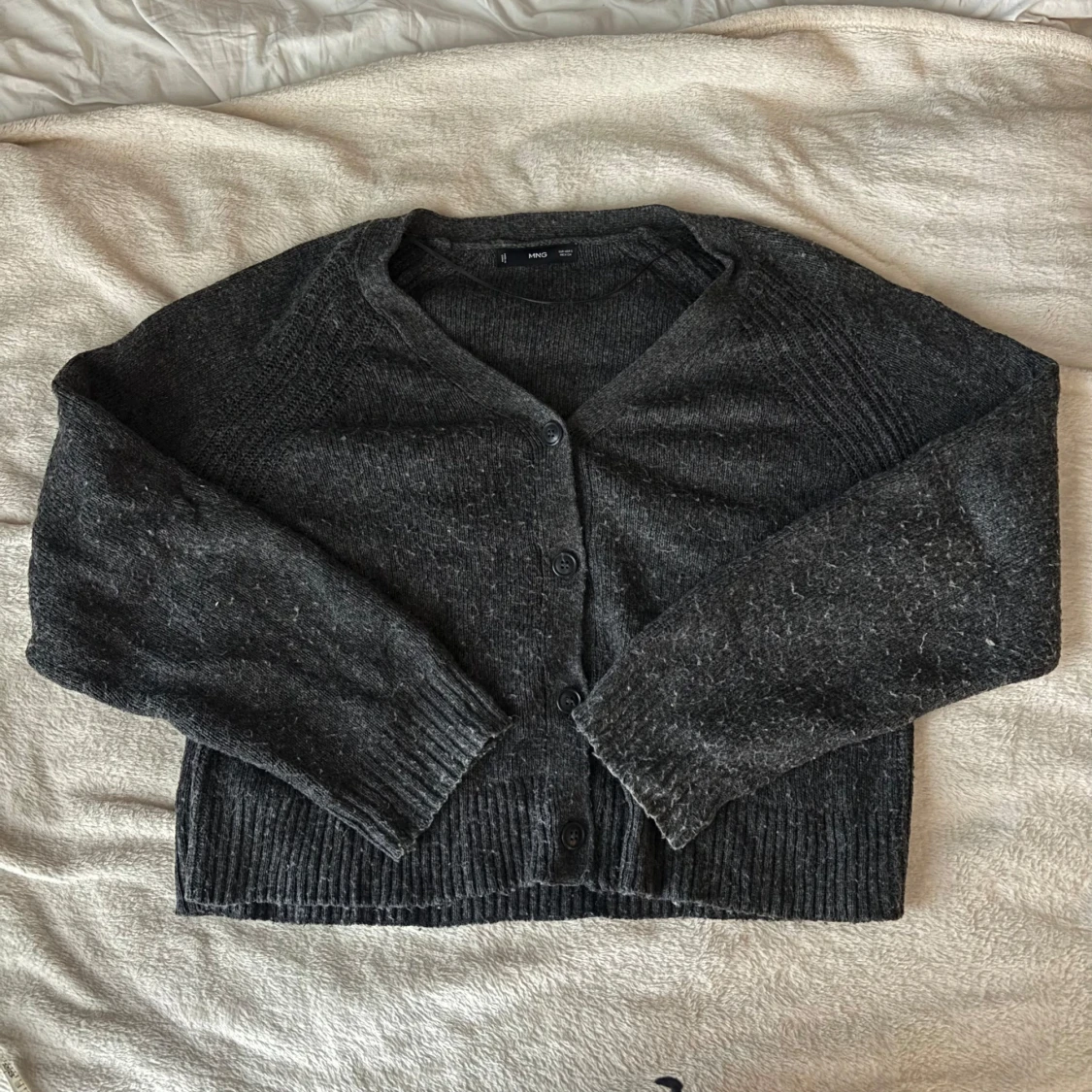 Mörkgrå stickad kofta från MNG