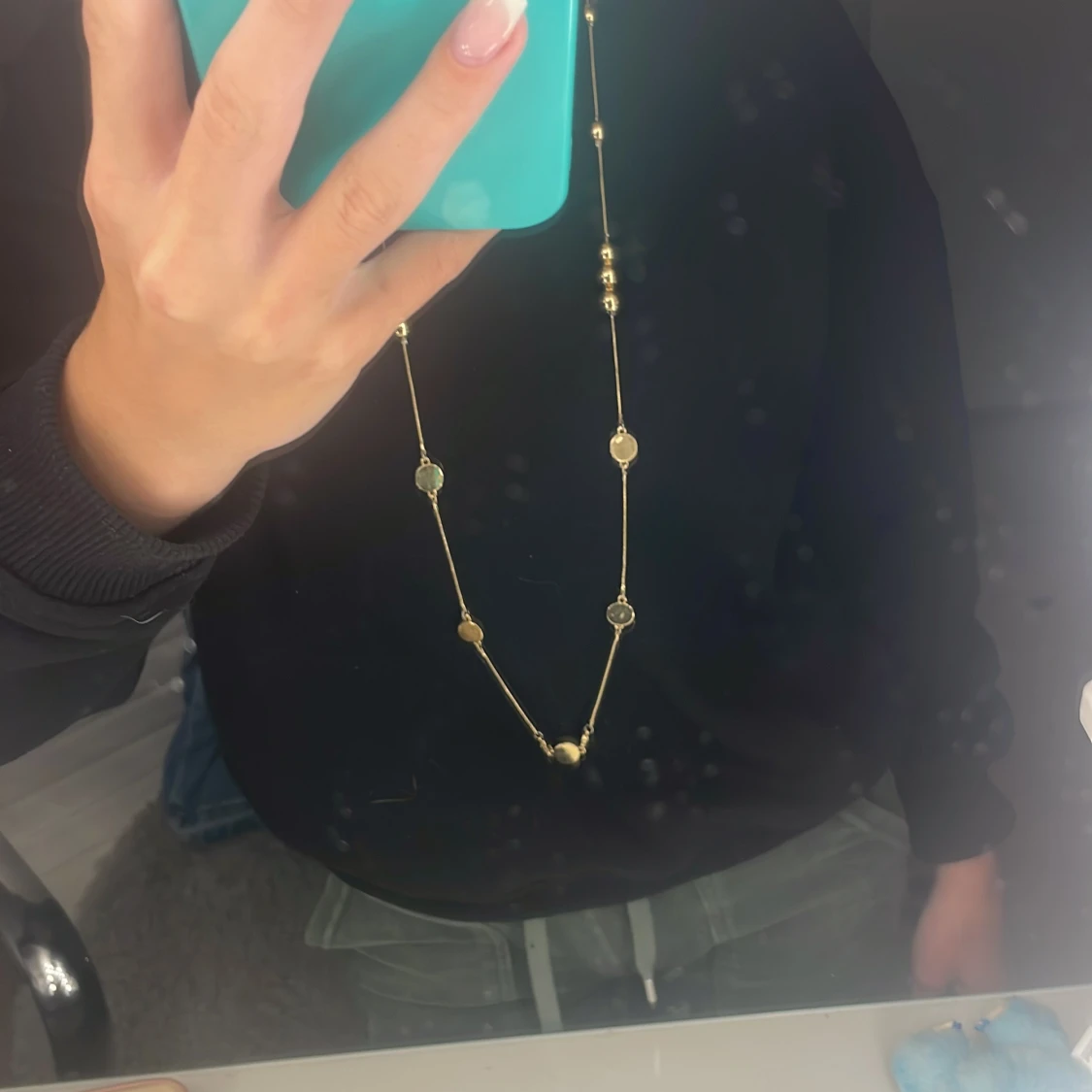 Guldigt halsband med kulor och detaljer