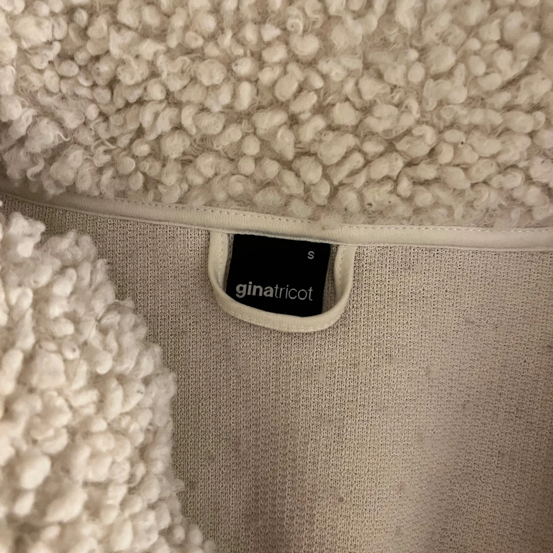 Vit teddyjacka från Gina Tricot - 1