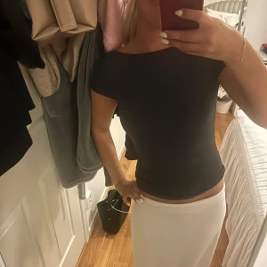 Grå topp med öppen rygg - Säljer en grå, tight topp med kort ärm och snyggt öppen rygg🩶🩶