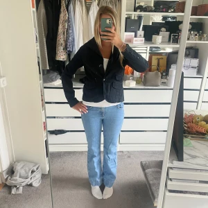 Blåa jeans  - Sjukt snygga blå jeans med låg/medellåg midja. Jag är ca 173 cm. 