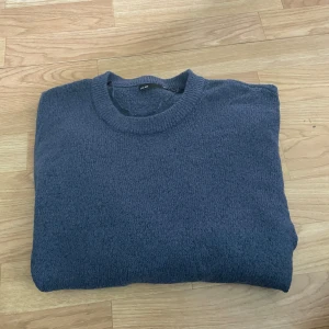 Stickad Tröja - Stickad tröja från LAGER 157. Nypris 150kr. Köparen står för frakten. Pris kan diskuteras vid snabb affär.