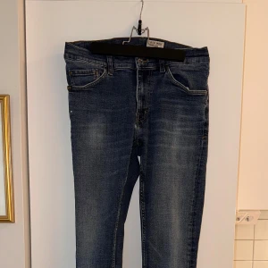 Jeans Tiger Of Sweden - Fint skick. Finns en vit fläck, syns på bild 1