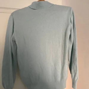 Ljusblå polotröja med lång ärm - 5 % Kashmir 