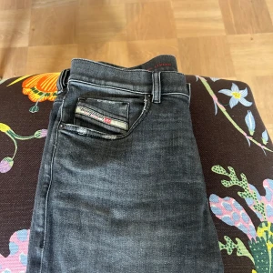 Grå slim jeans från Diesel - Priset går att diskuteras! Snygga grå jeans från diesel. Säljer dessa jeans då de blivit för små. Nypris ca 800. Inga skador eller något. Modellen är ca 180 och jeansen passar de som är 175 och nedåt. 