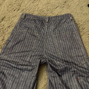 Linnebyxor - Supersnygga linne byxor som ser ut som jeans i världens skönaste material. Dom är tyvär lite för korta på mig som är 172 cm så därför säljer jag dom. De är aldrig använda