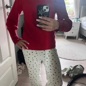 Röd långtröja - Fin röd lång ärmar tröja använd fåtal gånger💞