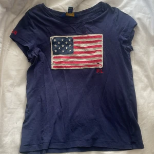 Blå t-shirt Polo Ralph Lauren - Snygg mörkblå t-shirt från Polo Ralph Lauren. Använt en heldel men är inte sliten.